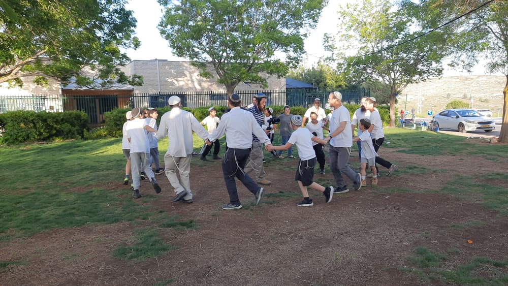 ריקוד משותף בגינה הציבורית